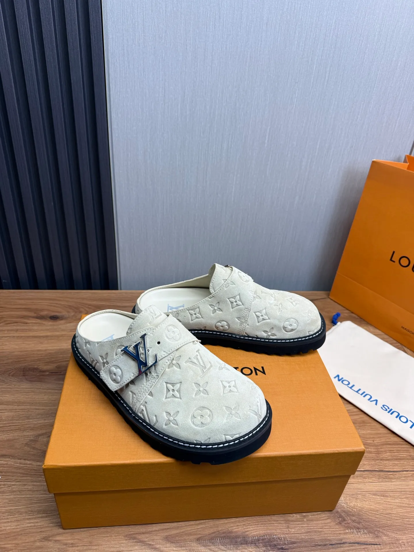 Men's men's shoes 460💰 Lv. Popular couple slippers hot sale🩷💚 🩴Official website one to one production 35-45 sizes 45 46 🉑️Customized!